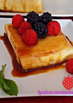 Una foto de Pastel de piña con fruta del bosque