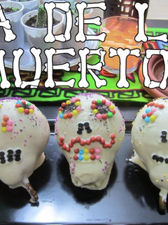Una foto de Calaveras de chocolate! Receta de Halloween! Día de los muertos!