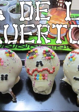 Una foto de Calaveras de chocolate! Receta de Halloween! Día de los muertos!