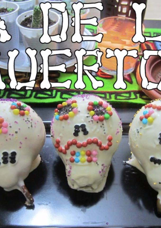 Una foto de Calaveras de chocolate! Receta de Halloween! Día de los muertos!