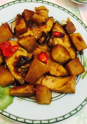 Hình của món Cá bớp kho măng củ.