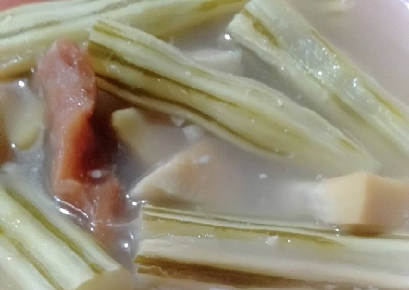 Kentang dengan acar sayuran dan roti muda