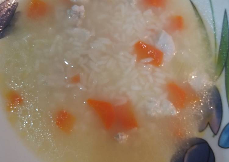Sopa de arroz blanco con pollo