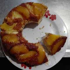 A picture of Torta invertida de durazno.