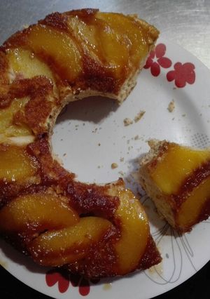 Una foto de Torta invertida de durazno