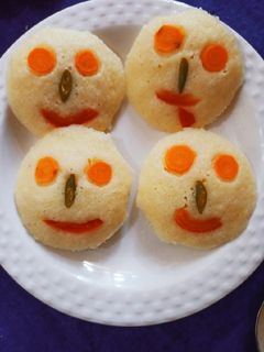 सूजी इडली स्माइली (sooji idli smiley recipe in Hindi) रेसिपी मुख्य फोटो