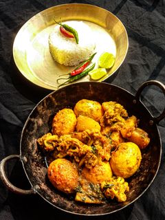 শীতের ফুলকপি নতুন আলু দিয়ে হাঁসের ডিম কষা রেসিপির প্রধান ছবি