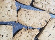 Una foto de galletitas saladas con harina de arroz