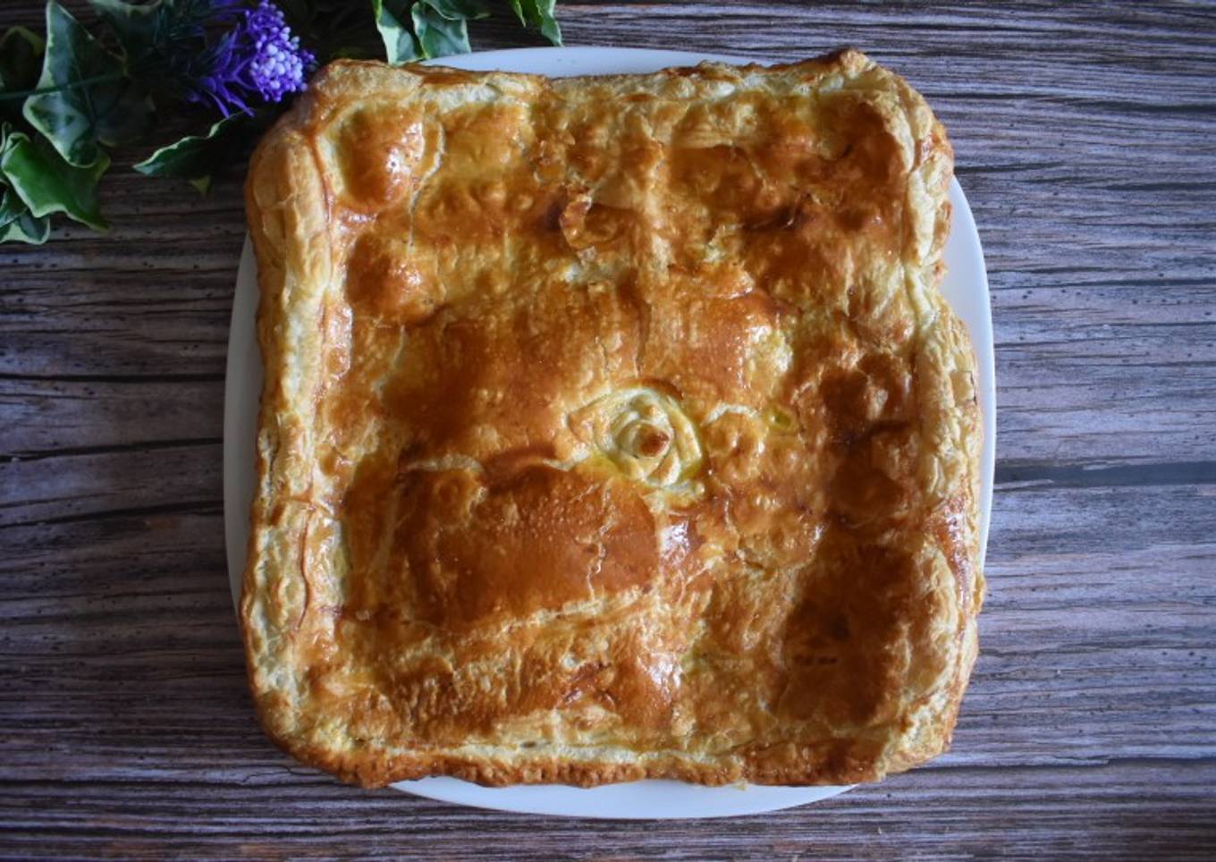 Empanada de morcilla, pera y queso de cabra