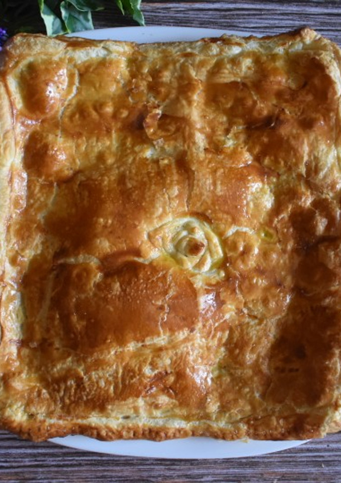 Una foto de Empanada de morcilla, pera y queso de cabra