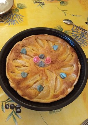 Une photo de Tarte aux poires crème d'amande et noix de coco 🍐🥥