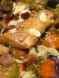 Wok de Salmón con almendras y arándanos