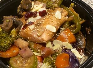 Una foto de Wok de Salmón con almendras y arándanos