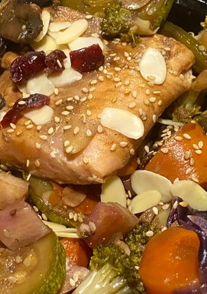 Una foto de Wok de Salmón con almendras y arándanos