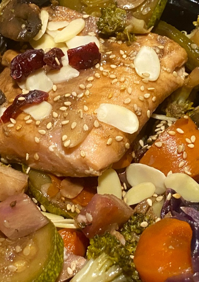 Una foto de Wok de Salmón con almendras y arándanos