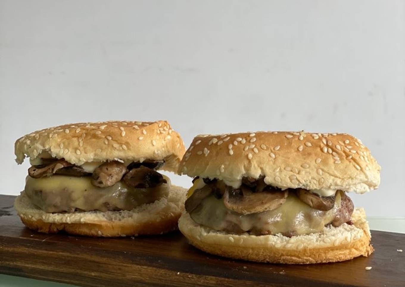Hamburguesa con queso y champiñones