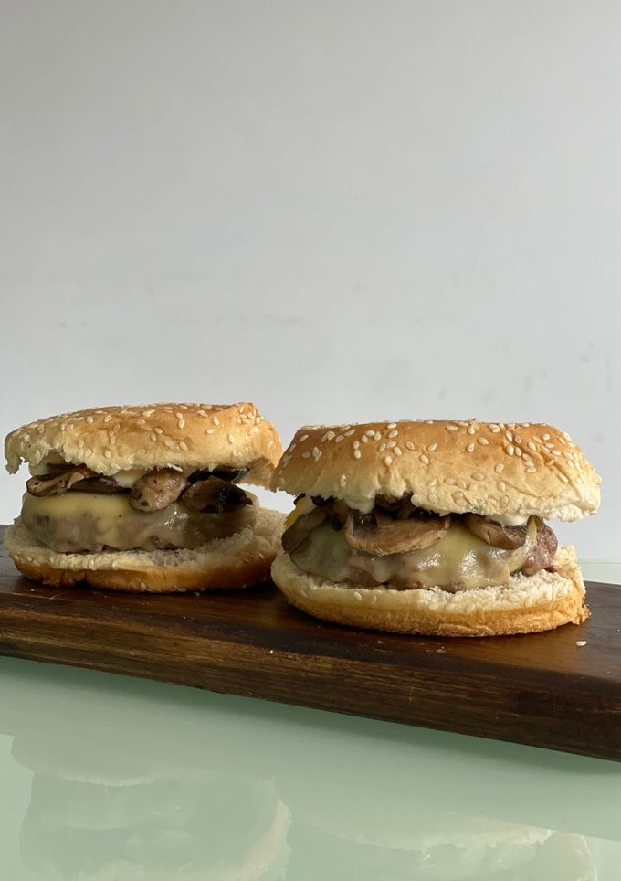 Una foto de Hamburguesa con queso y champiñones
