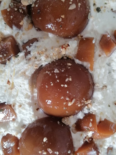 Una foto de Tarta con galleta, duraznos y dulce de leche