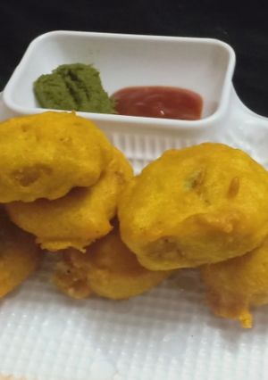 आलू बड़े(aloo bade recipe in hindi) रेसिपी मुख्य फोटो