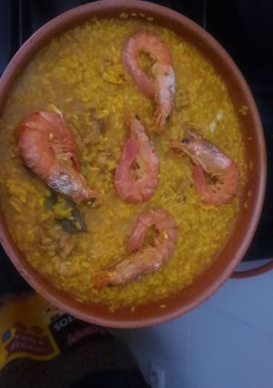 Una foto de Arroz con pollo y almejas