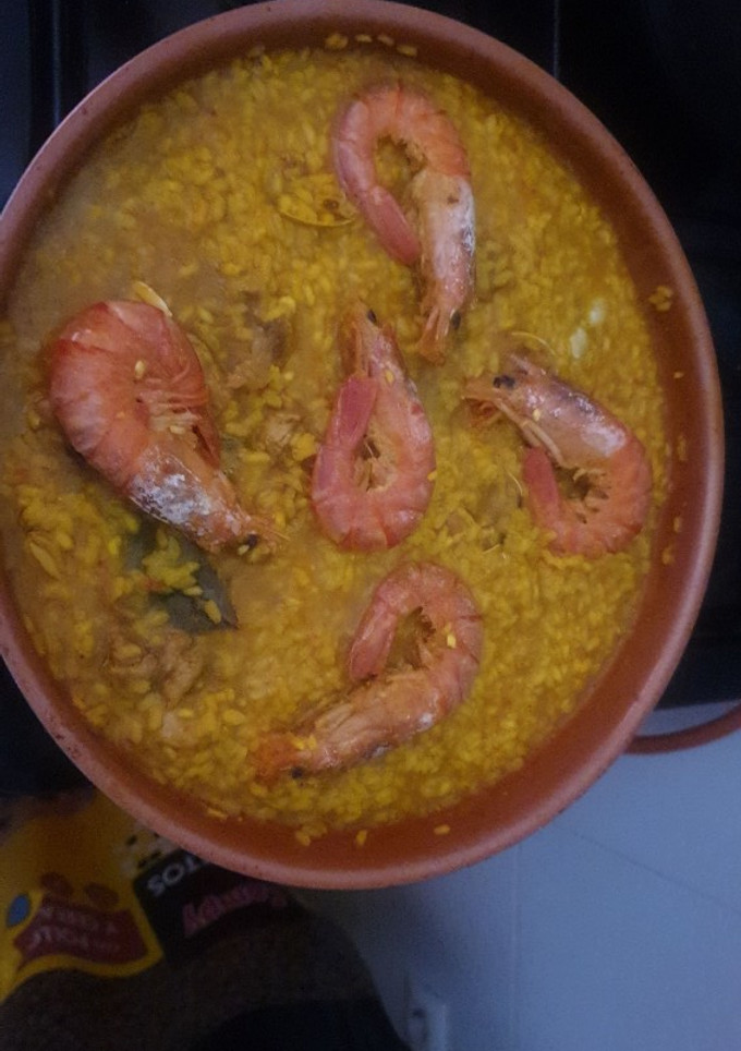 Una foto de Arroz con pollo y almejas