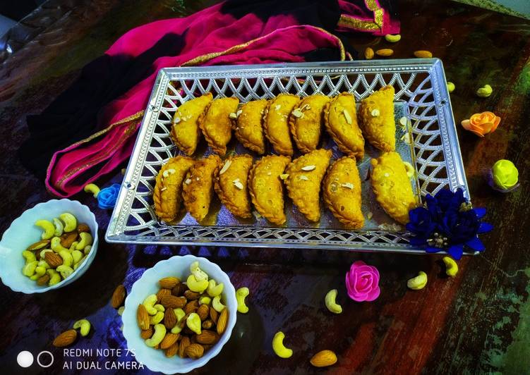 Recipe of Delicious Sooji Dry fruits Gujhiya Mawa Gughra Rava Karanji
