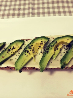 Una foto de Tostada integral con queso, aguacate y salsa atascaburras