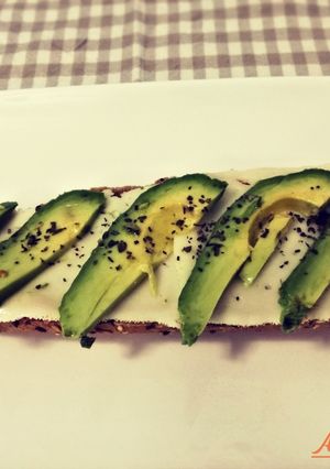 Una foto de Tostada integral con queso, aguacate y salsa atascaburras