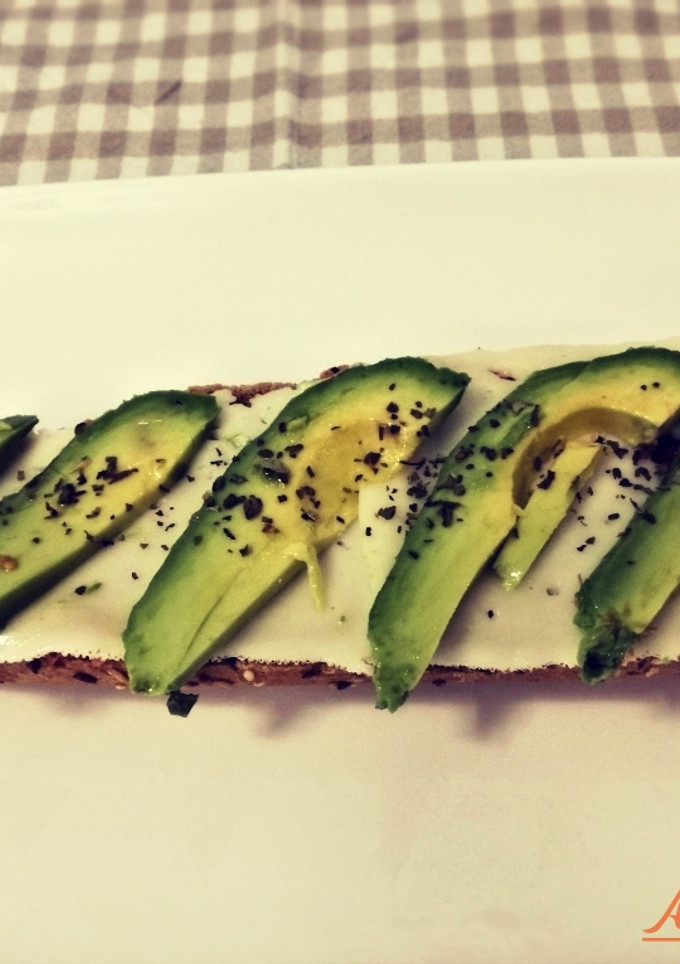 Una foto de Tostada integral con queso, aguacate y salsa atascaburras