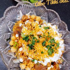 A picture of Aloo tikki chat.