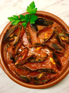 Una foto de Mejillones con salsa marinera picante 🍅🍋