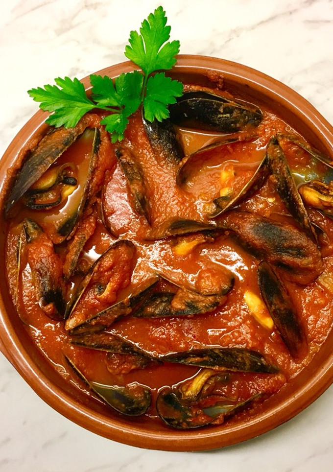 Una foto de Mejillones con salsa marinera picante 🍅🍋