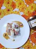 Frisella salsiccia, burrata, cipolle caramellate e nocciole