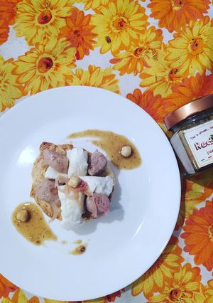 Foto di Frisella salsiccia, burrata, cipolle caramellate e nocciole