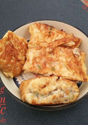 Hình của món Trứng chiên mực hành tây cho bé 12m+.