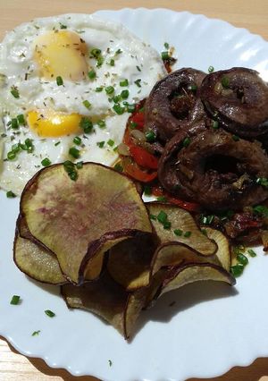 Una foto de Corazón de Cerdo a la Criolla con huevos y batata frita