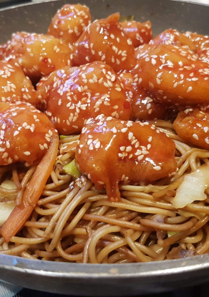 Kínai Pirított Tészta, Szezámmagos Csirkemell falatkákkal recept fotója