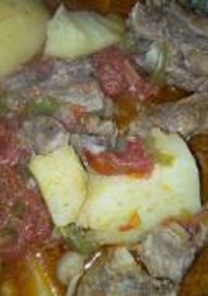 A picture of Meat stew with irish potatoes.