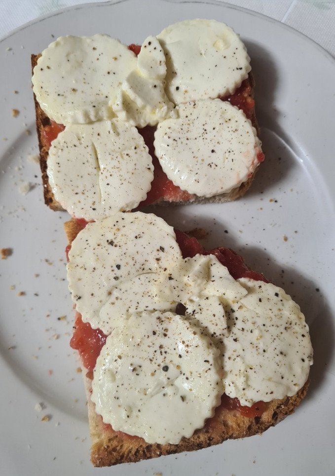 Una foto de Tostada De queso fresco a la plancha