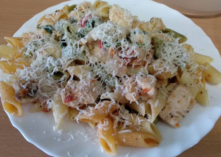 Pasta con pollo y espinacas