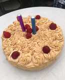 Torta de buzcochuelo con mousse y frutilla