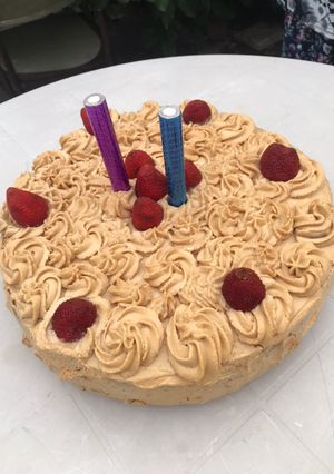 Una foto de Torta de buzcochuelo con mousse y frutilla