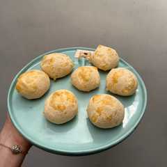 A picture of Pão de queijo o pan de queso.