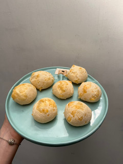 Una foto de Pão de queijo o pan de queso