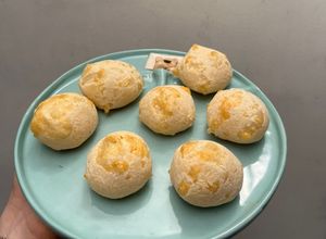 Una foto de Pão de queijo o pan de queso