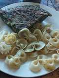 Tortilla acelga con corbatas al pesto