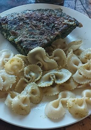 Una foto de Tortilla acelga con corbatas al pesto