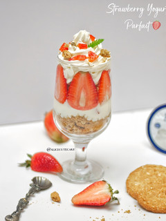 Foto resep Strawberry Yogurt Parfait dengan Crunchy Hobnobs