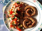 Una foto de chinchulines al horno