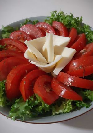 Une photo de Salade laitue/tomate/fromage